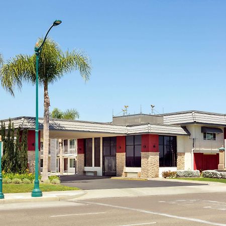 Days Inn & Suites By Wyndham Anaheim At Disneyland Park Exterior foto