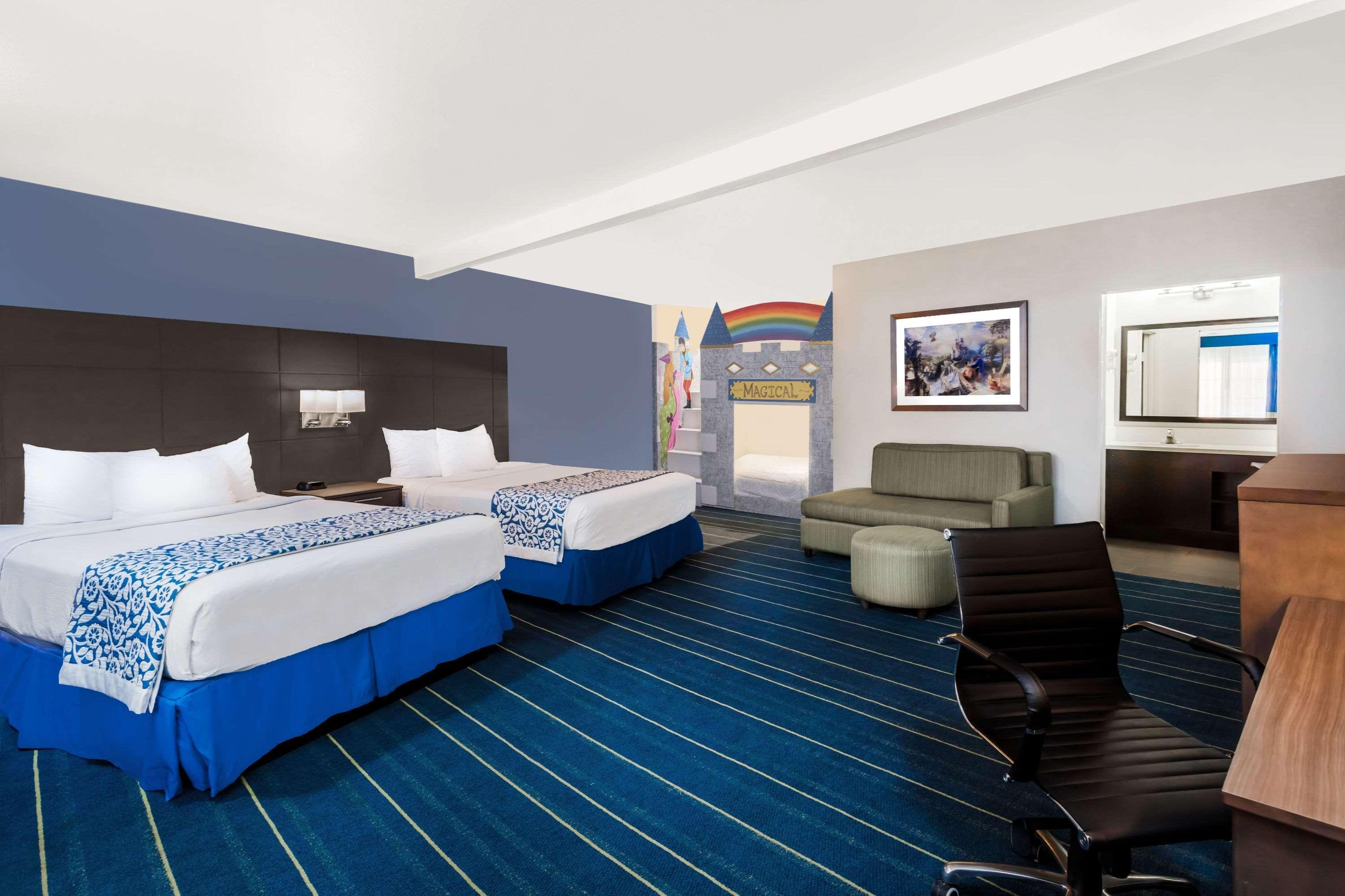 Days Inn & Suites By Wyndham Anaheim At Disneyland Park Exterior foto