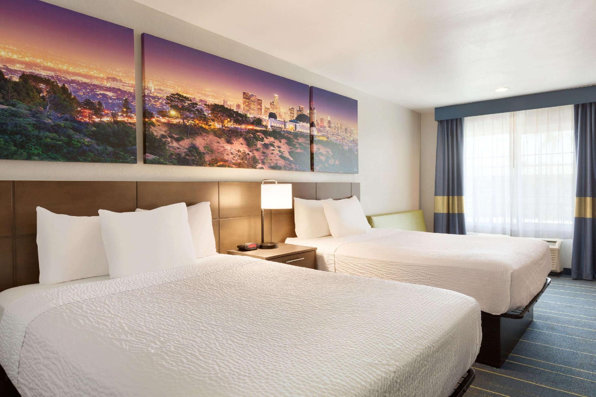 Days Inn & Suites By Wyndham Anaheim At Disneyland Park Exterior foto