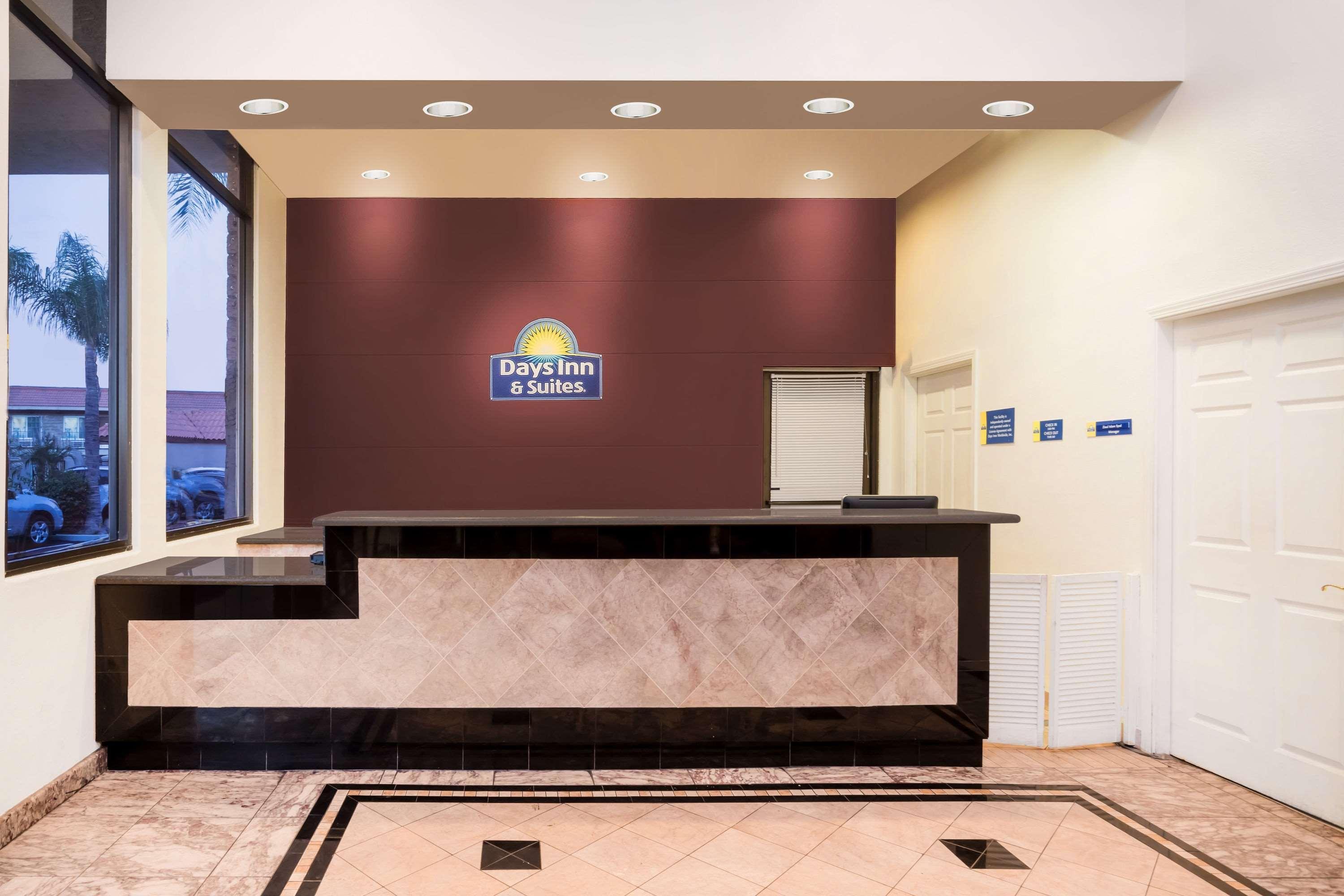 Days Inn & Suites By Wyndham Anaheim At Disneyland Park Exterior foto