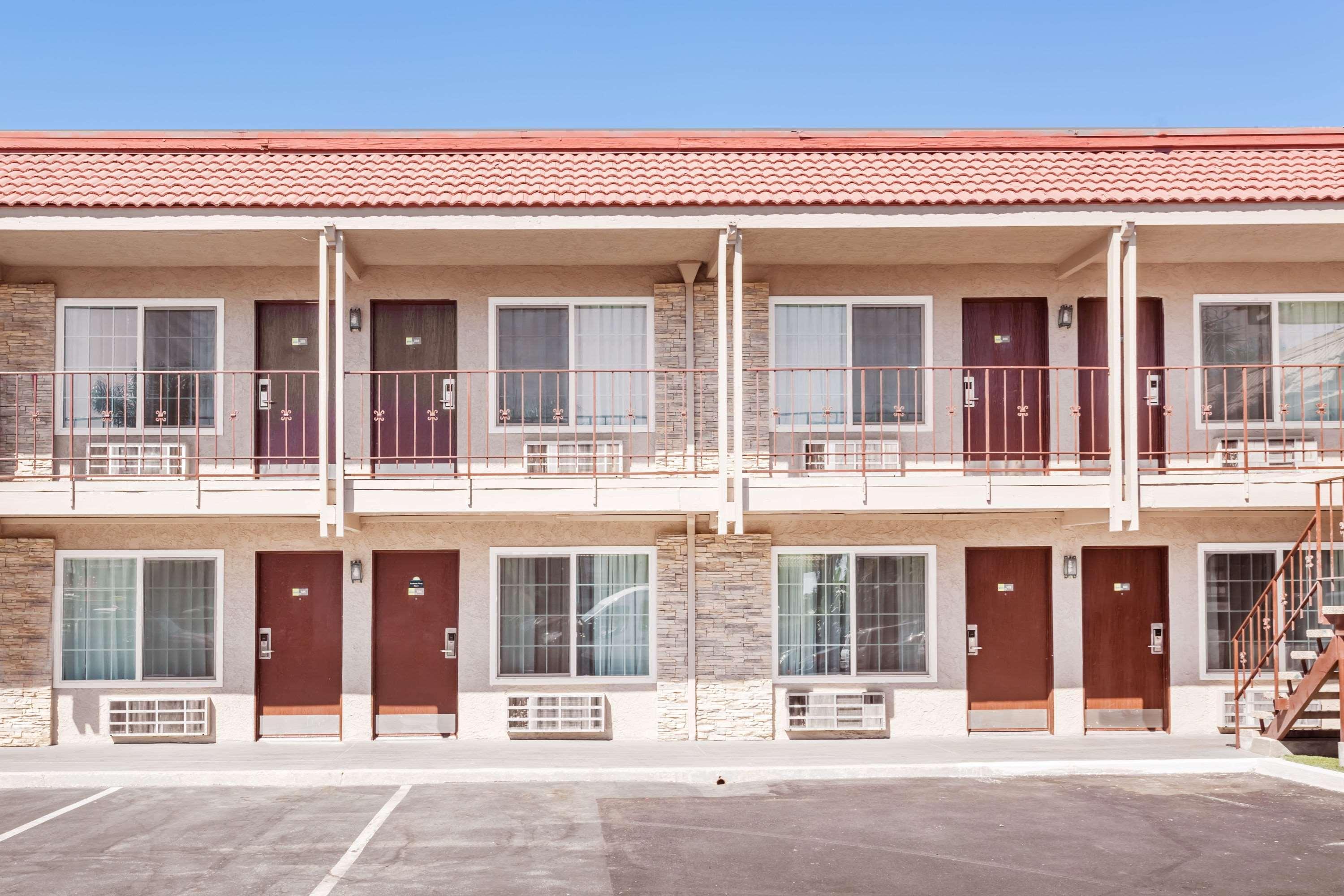 Days Inn & Suites By Wyndham Anaheim At Disneyland Park Exterior foto