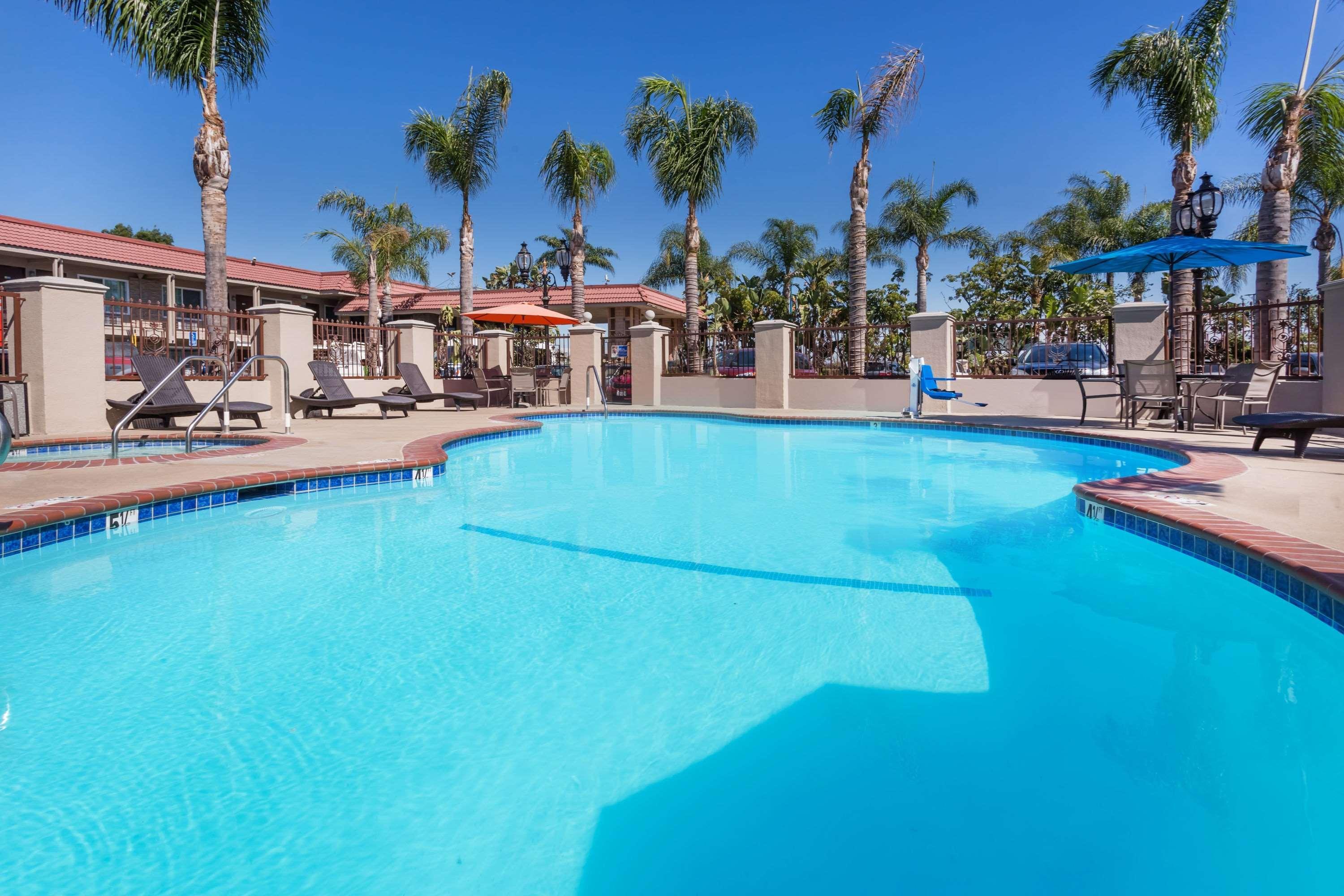 Days Inn & Suites By Wyndham Anaheim At Disneyland Park Exterior foto
