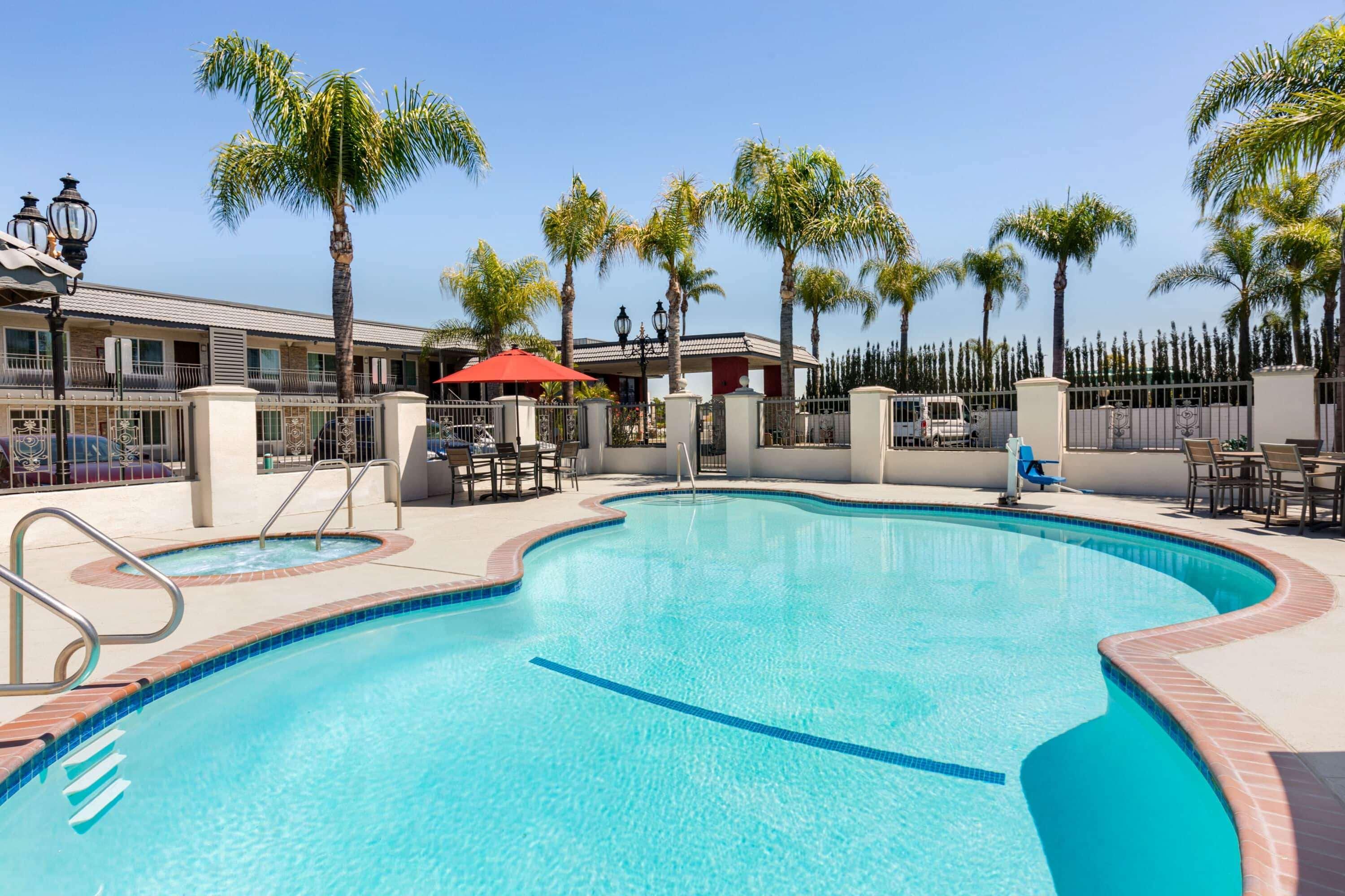 Days Inn & Suites By Wyndham Anaheim At Disneyland Park Exterior foto